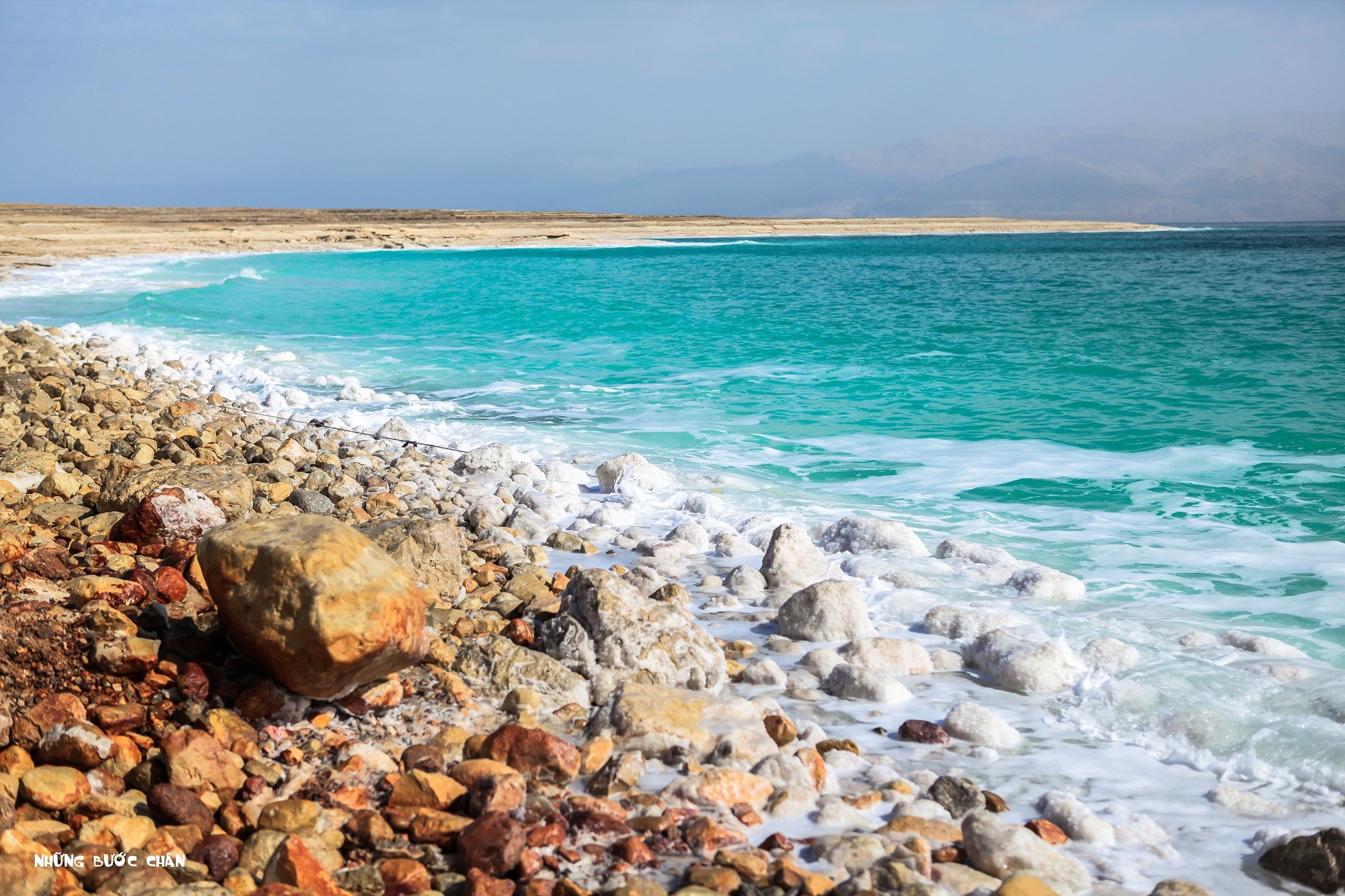 Một góc ở bãi biển Chết, độ mặn lên đến 40% làm cho muối bám lên cả đá ở sát mép biển.