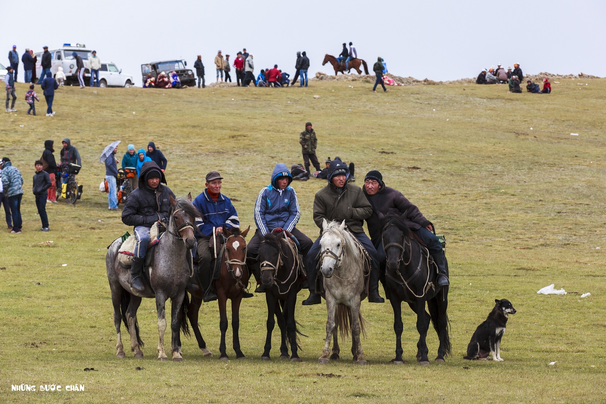 Người Kyrgyz là dân tộc Turk, vốn là người gốc Thổ Nhĩ Kỳ. Ngoài việc định cư chủ yếu ở đất nước Kyrgyzstan, hiện nay họ còn sinh sống rải rác các quốc gia khác trong khu vực như khu vực Tân Cương thuộc Trung Quốc, Tajikistan, Uzbekistan, Kazakhstan, Afghanistan, Nga, Thổ Nhĩ Kỳ và Ukraina. Dù sinh sống ở đâu, họ cũng duy trì lối sống du mục trên lưng ngựa từ ngàn đời của tổ tiên.