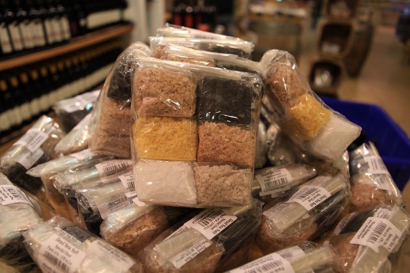 Những mỹ phẩm được chế từ bùn, muối và các khoáng chất từ biển Chết được cho là những sản phẩm độc đáo, có nhiều công hiệu và lý thú như chính nơi đây.