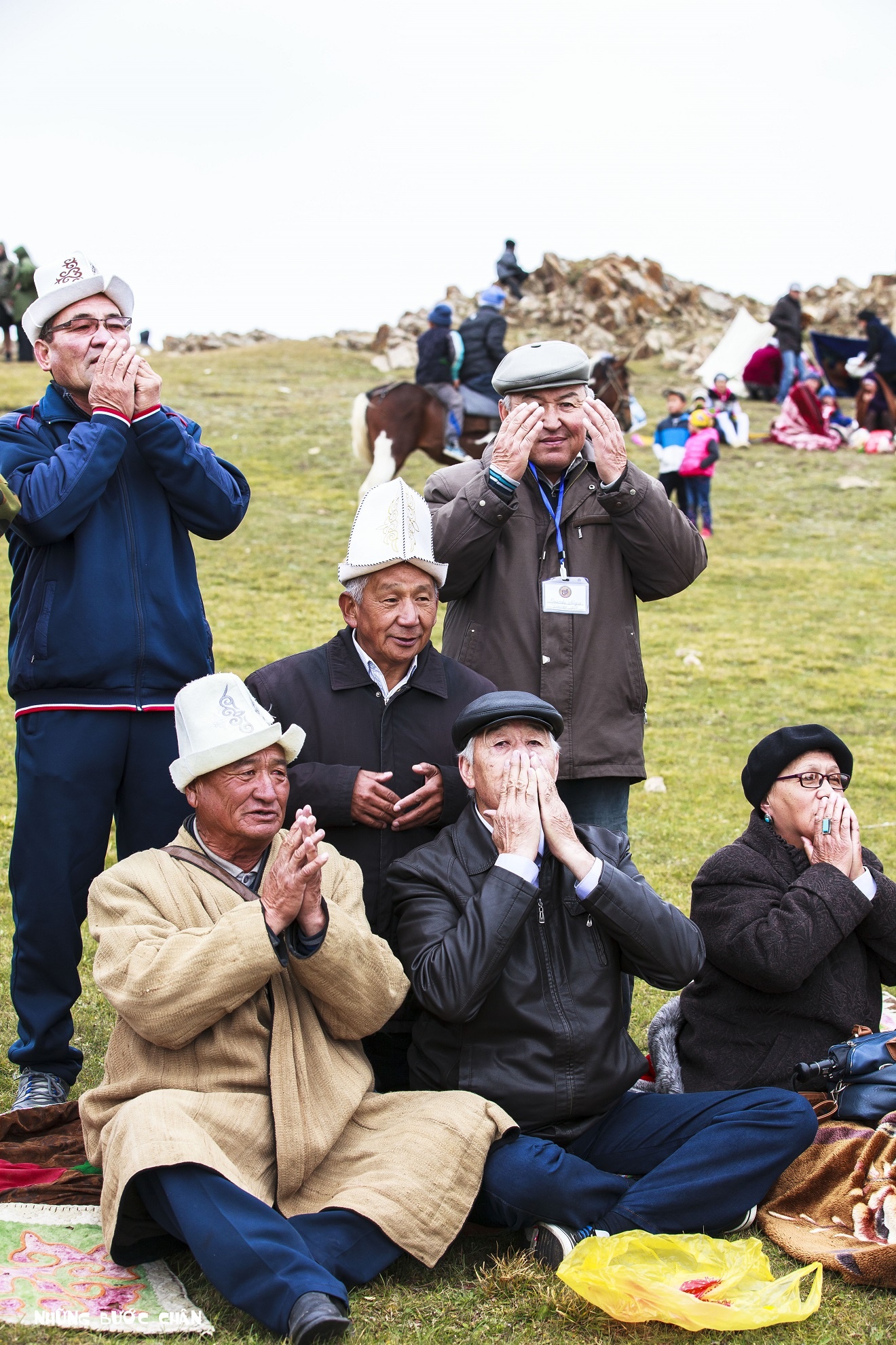 Những người đàn ông và phụ nữ lớn tuổi đang cầu nguyện ở một lễ hội trong làng. Người Kyrgyz chủ yếu là tín đồ Hồi giáo dòng Sunni và đặc biệt là theo trường phái Hanafi. Hồi giáo lần đầu tiên được truyền bá bởi các thương nhân Ả Rập đi dọc theo con đường tơ lụa vào thế kỷ thứ 7 và 8. Ngày nay, Hồi giáo ngày càng bén rể đối với người dân Kyrgystan kể cả khu vực phía Bắc, nơi trước kia thường theo chủ nghĩa vô thần bởi ảnh hưởng từ thời kỳ Xô Viết.