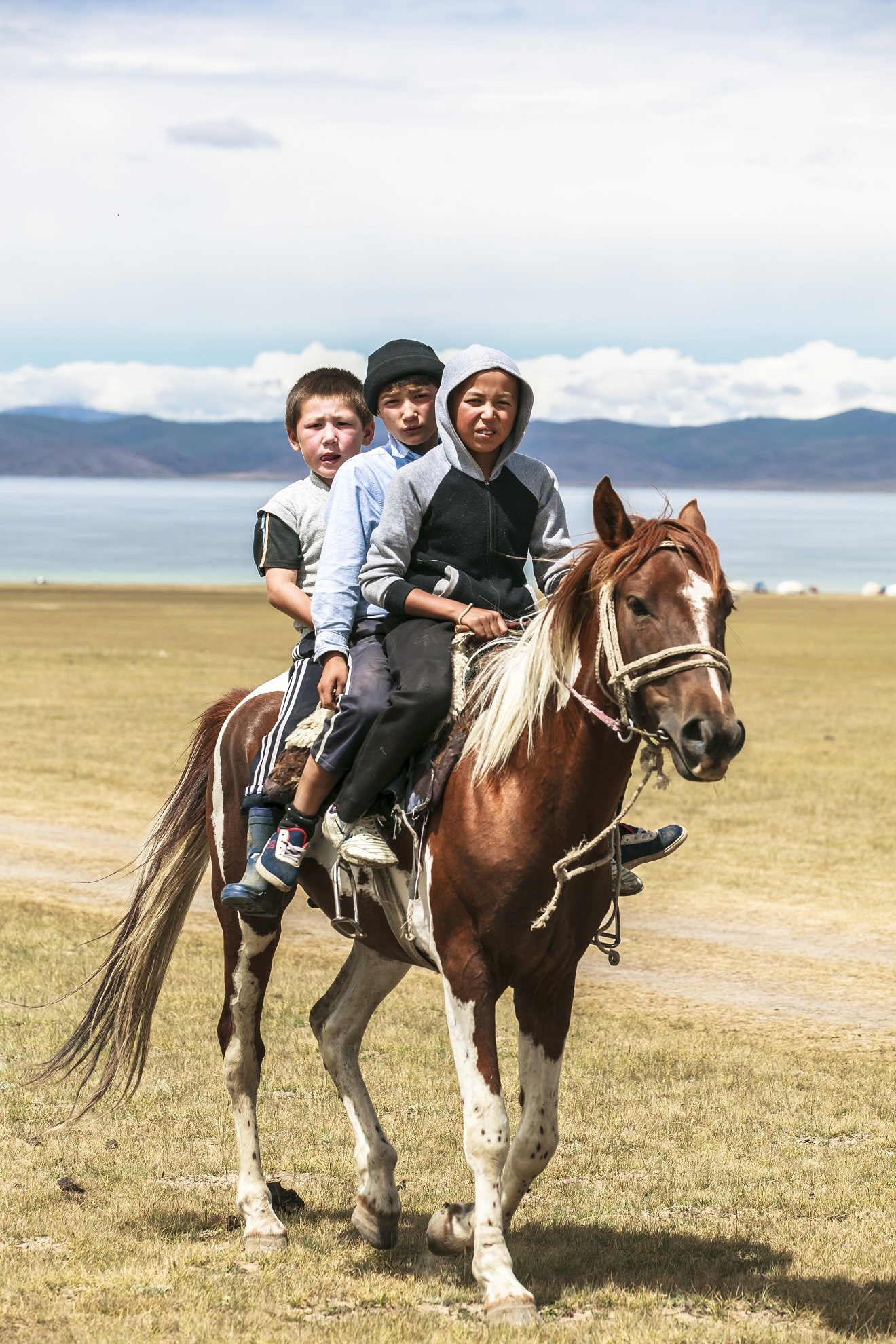 Bức ảnh với những gương mặt trẻ em đặc trưng của người Kyrgyz ngày nay. Theo một số nghiên cứu trước đây, tên gọi người Kyrgyz được bắt đầu thứ thế kỷ thứ 6 và họ có mối quan hệ khắng khít với người Khakas. Tuy nhiên, trong thời gian cai trị của Thành Cát Tư Hãn (1162-1227), thì tên người Kyrgyz được sử dụng rộng rãi và chính thức hơn. Trong một số tài liệu của Trung Quốc mô tả, người Kyrgyz vào thời đó có mái tóc hung đỏ, mắt màu xanh dương hoặc xanh lá cây. Tuy nhiên, một số đặc điểm này còn hiện diện rất ít ở người Kyrgyz hiện đại ngày nay.