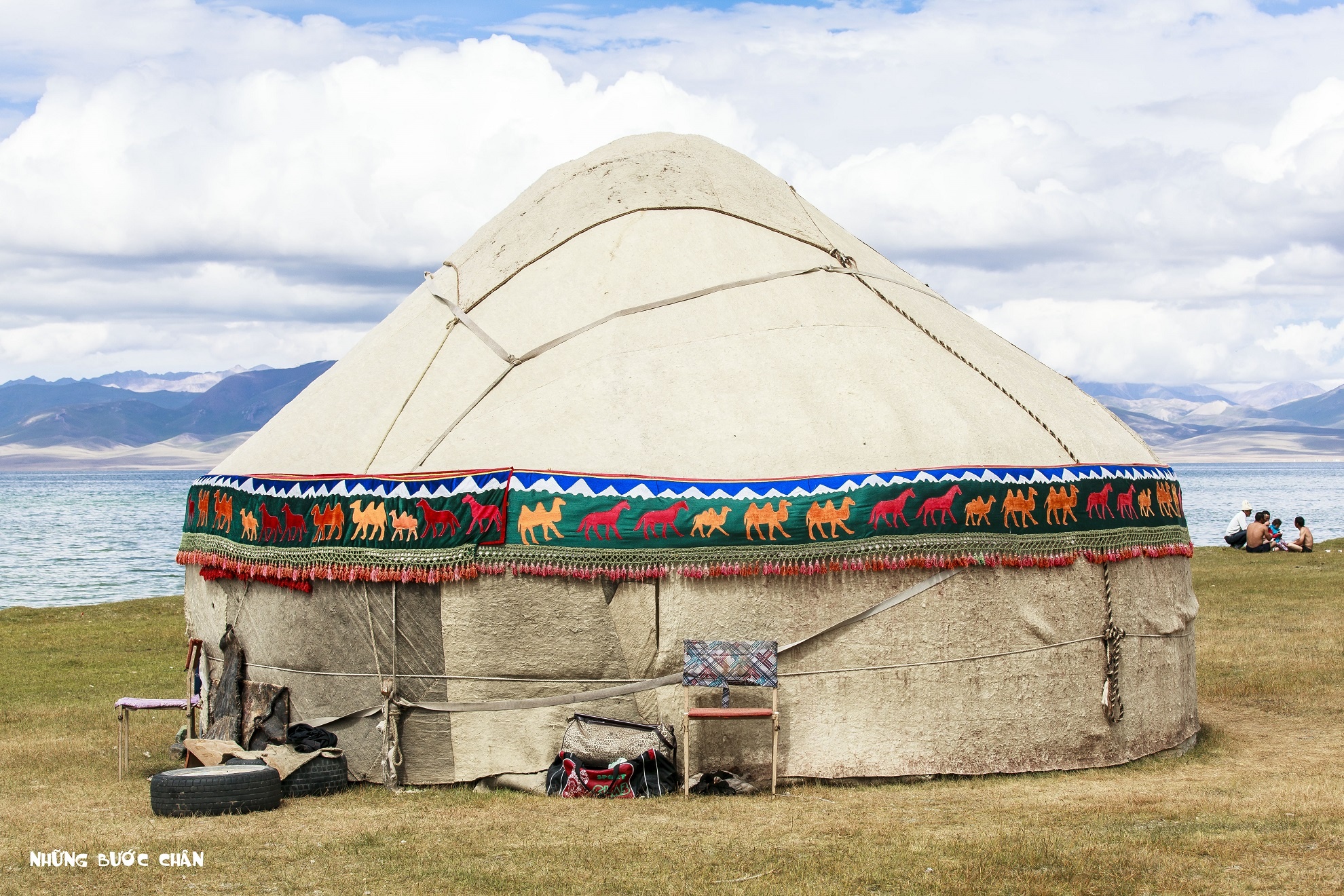 Họ gọi đây là Yurt, nhà của người Kyrgyz. Những ngôi nhà du mục này thường có hình tròn, cửa thấp, được làm bằng gỗ phủ bạt bằng lông gia súc, gắn lại với nhau bằng các đoạn dây thừng và có thể dễ dàng lắp hoặc tháo dỡ. Việc lắp các khung bằng gỗ do những người đàn ông đảm nhiệm trong khi phụ nữ thêu các hoa văn trang trí nội thất và ngoại thất khu nhà.