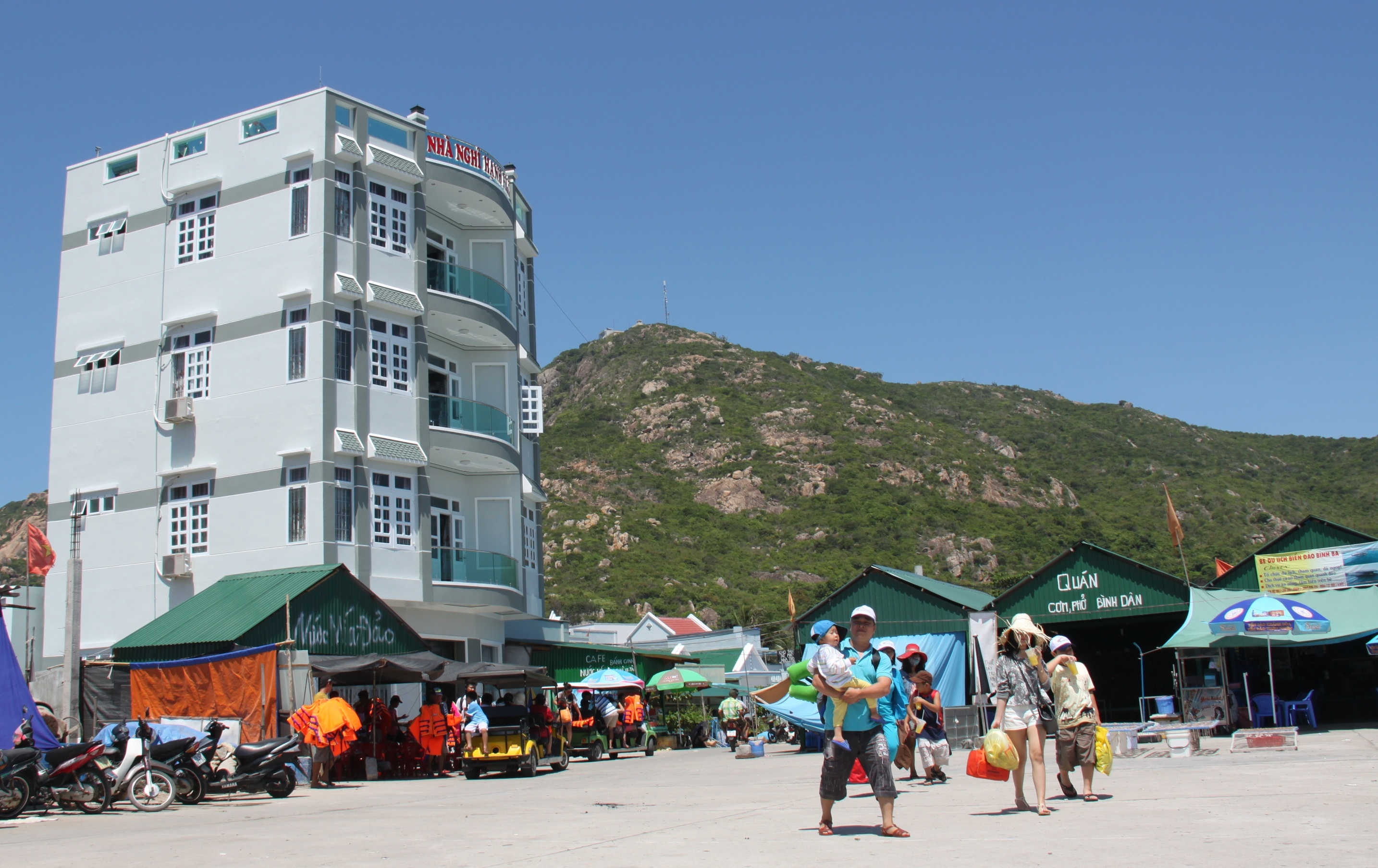 Khách du lịch ở Bình Ba luôn đông đúc.