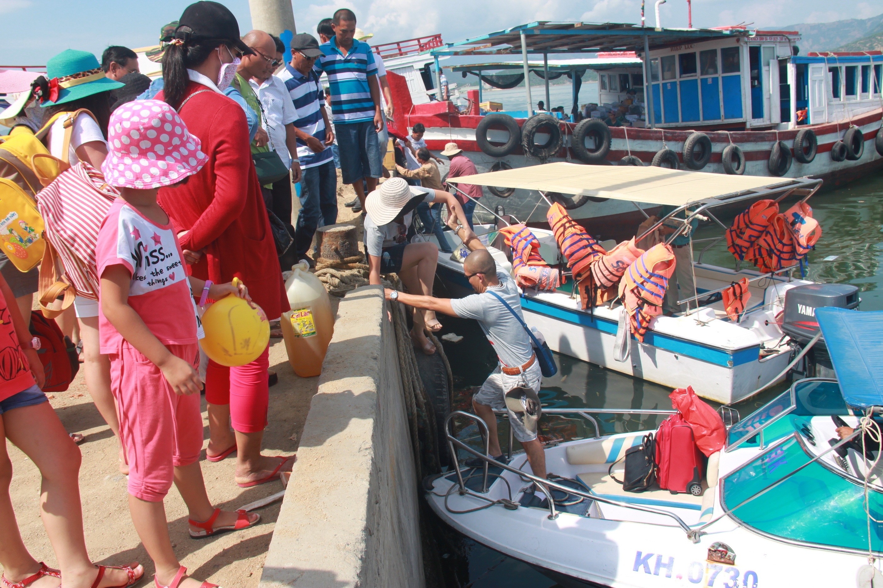 Nhếch nhác ở bến tàu đón khách đi Bình Ba.