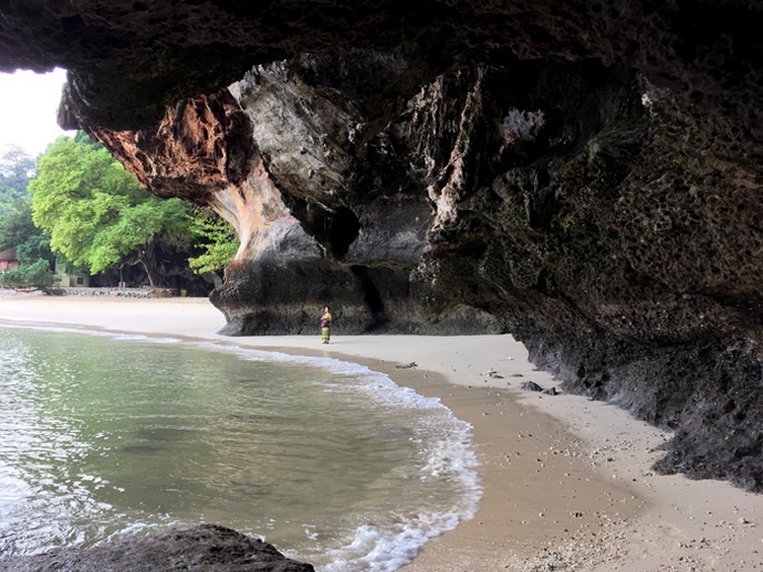 Trú mình trong lòng hang và lắng nghe tiếng sóng. Ảnh: Đức Hùng.