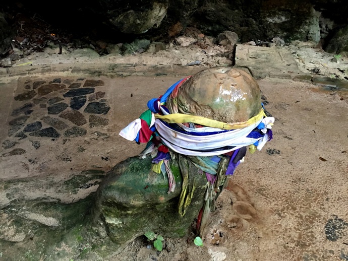 Biểu tượng Linga bằng đá trên đường mòn tới động Pranang. Ảnh: Băng Giang.