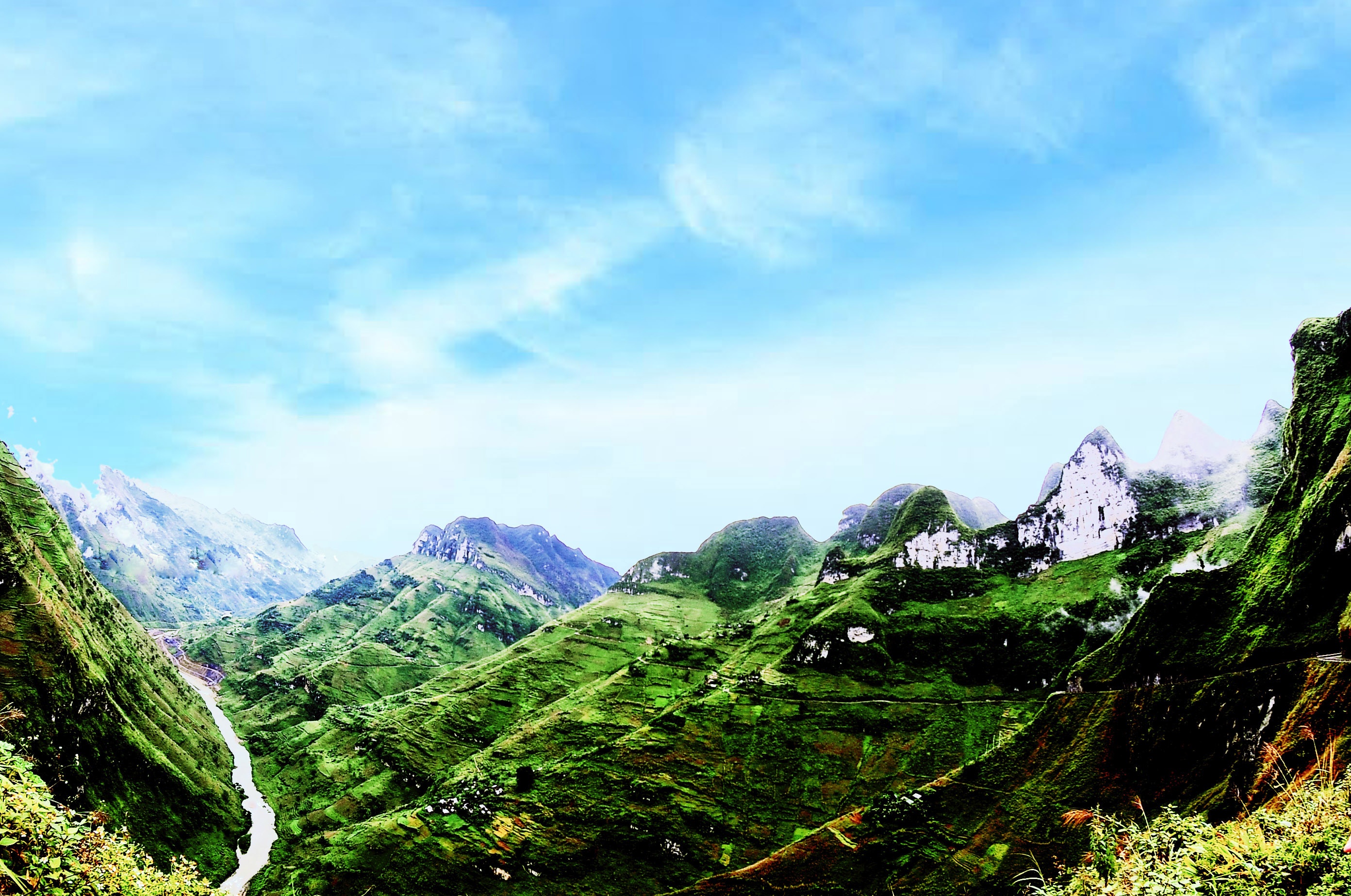 Cảm xúc đầu tiên khi tự mình lái xe máy băng qua những con đường ngằn nghèo phía dưới là vực sâu, cảm nhận cái lạnh đầu mùa. Ngày hôm sau chinh phục Mã Pì Lèng và đó quả thật là 1 cung đường đi đáng nhớ. Nhớ câu mà giới phượt thủ vẫn thường lan truyền là: 