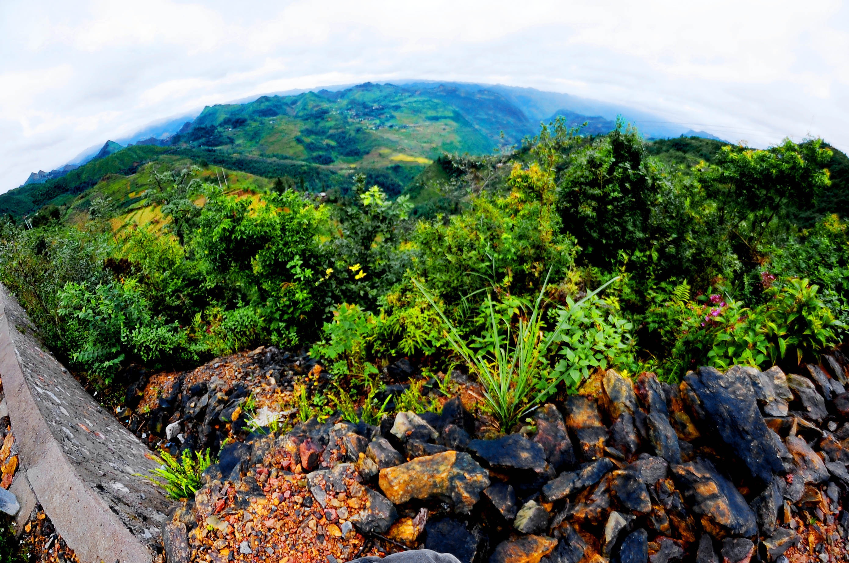 Tiếp tục chinh phục cột cở Lũng Cú nơi địa đầu phía bắc Tổ Quốc, nơi đặt nét vẽ đầu tiên để vẽ nên bản đồ Việt Nam là cảm giác tự hào dân tộc lên cao khi đứng đây nhìn ngắm cột cờ hùng dũng thiên liêng bay trong gió. Những đoàn người mặt áo cờ đỏ sao vàng, hát quốc ca dưới chân cột cờ, dâng lên tình cảm yêu nước vô hạn. 