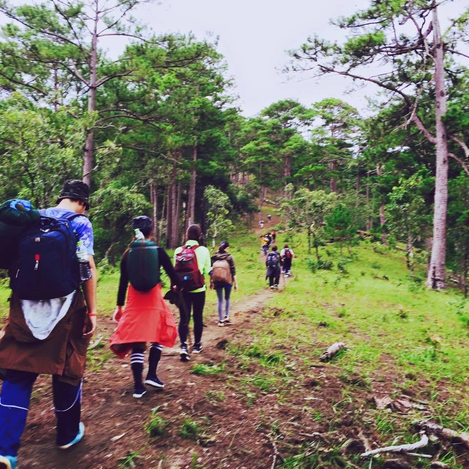 Và khi băng qua khu rừng lá kim, khu rừng thông, cánh đồng hiện ra trước mắt. Đầy trong vắt với cơn mưa vứa dứt. Mọi thứ yên bình và gần gũi quá đỗi. Cảm xúc vỡ òa, chẳng ai bảo ai. tựa vào vai nhau lau những vết bùn trên tay, tựa xuống con đường phía trước, nhìn ngắm  lại đại ngàn núi rừng, và hình dung đỉnh Núi Bidoup đâu đó chìm trong màn sương.