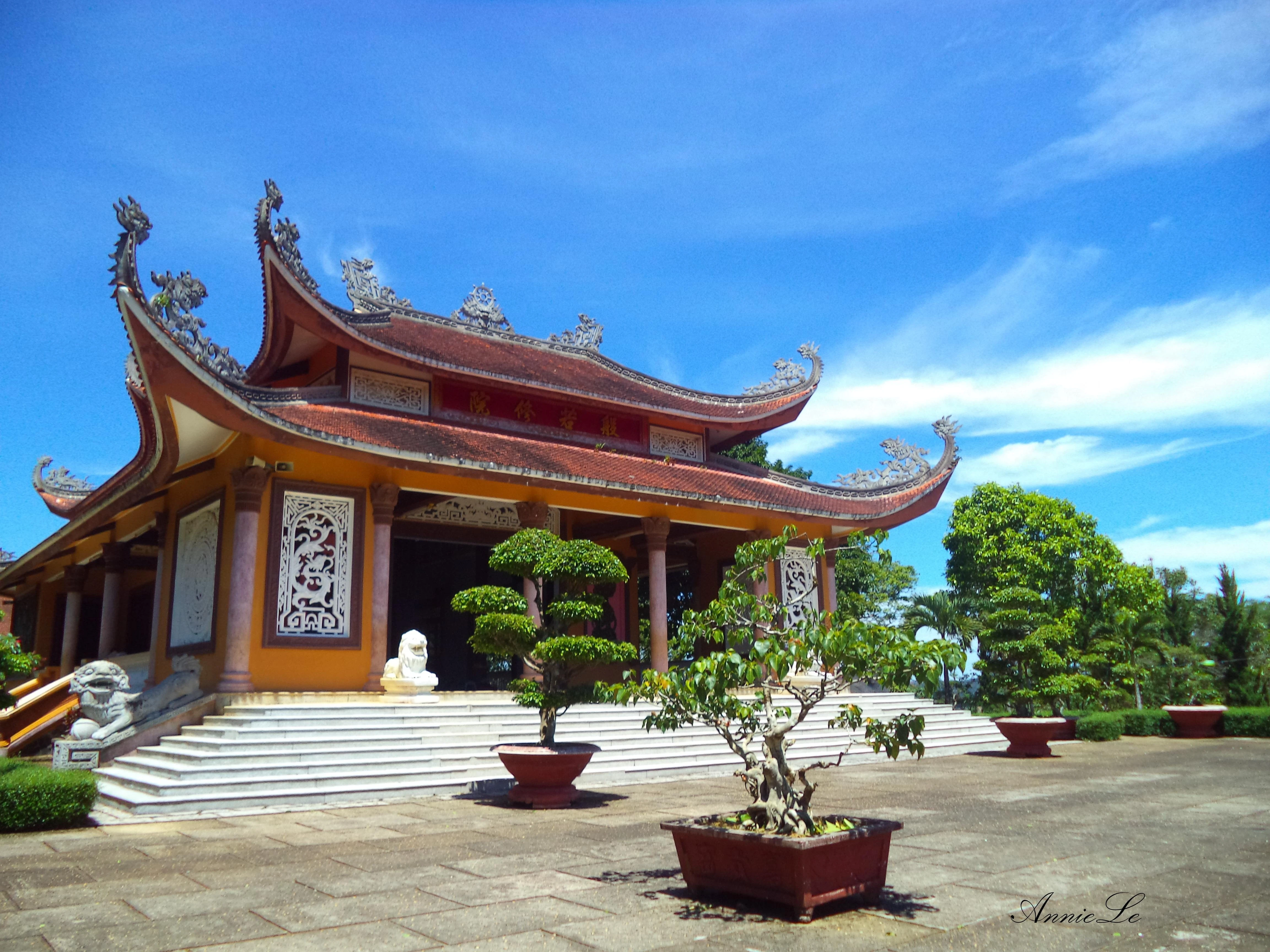 Tu viện Bát Nhã: Nhắc đến Bảo Lộc, không thể không nhắc đến tu viện Bát Nhã. Bát Nhã – chỉ riêng cái tên thôi đã gợi lên một vẻ thanh tao nho nhã. Là chốn du lịch tâm linh, Bát Nhã mang một không khí yên bình trầm mặc khó tả, với những gian thờ ẩn mình trong rừng thông xanh mát. Đến đây, du khách có thể tham quan, lễ Phật, và nghỉ lại qua đêm trong những gian nhà khách sạch sẽ. Nước sử dụng trong tu viện được lấy từ những con suối trong rừng, quanh năm luôn dồi dào và mát lạnh.