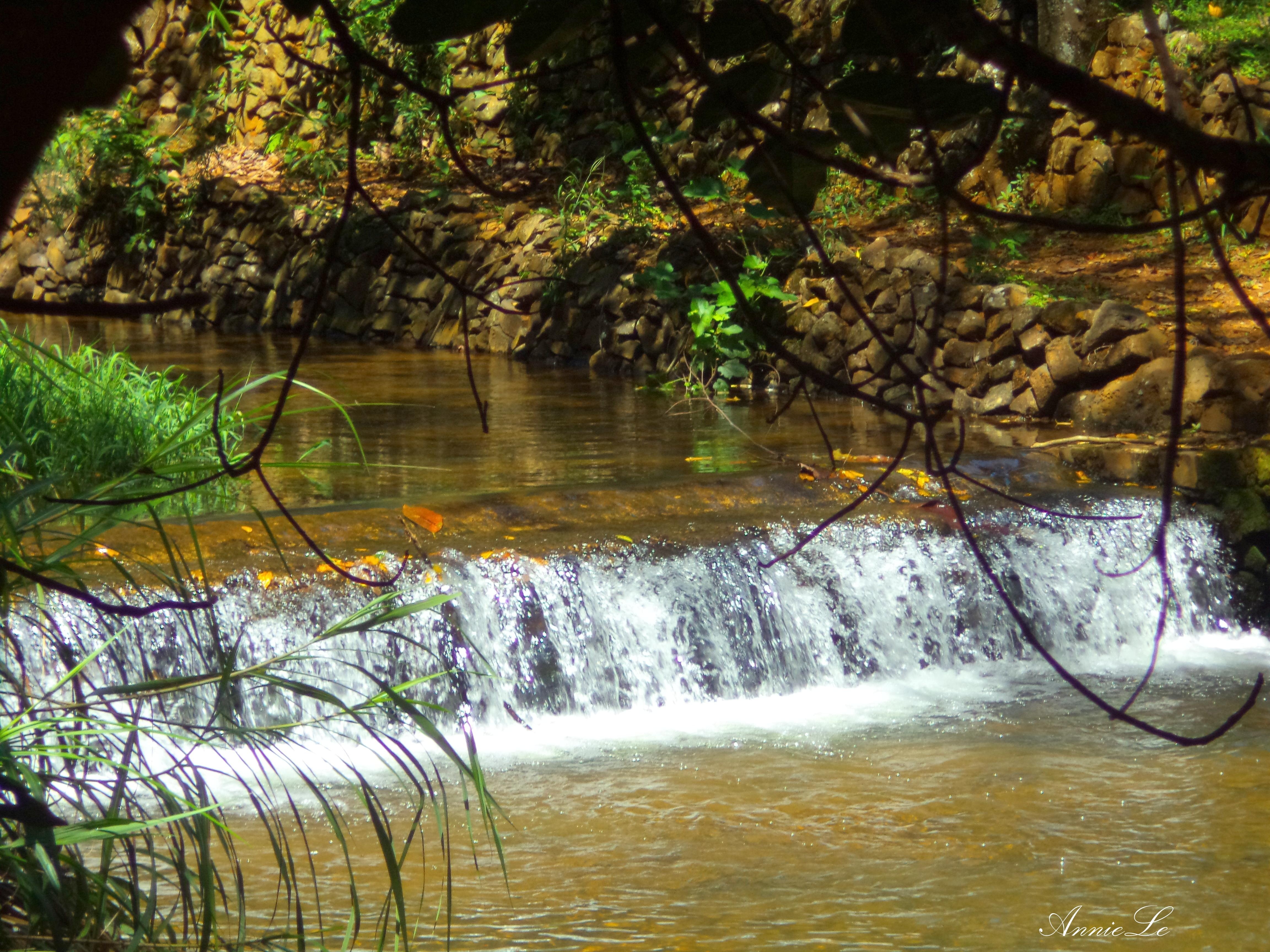 Con suối trong vắt quanh năm luôn dồi dào nước. Men theo con đường mòn nhỏ ven suối, du khách sẽ tìm thấy một thác nước nhỏ, nằm ẩn mình sau những cây lớn. Đến thác, các bạn nhớ giữ yên lặng nhé, vì  các sư thầy vẫn thường chọn những tảng đá lớn dưới chân thác làm nơi ngồi thiền hàng giờ liền.