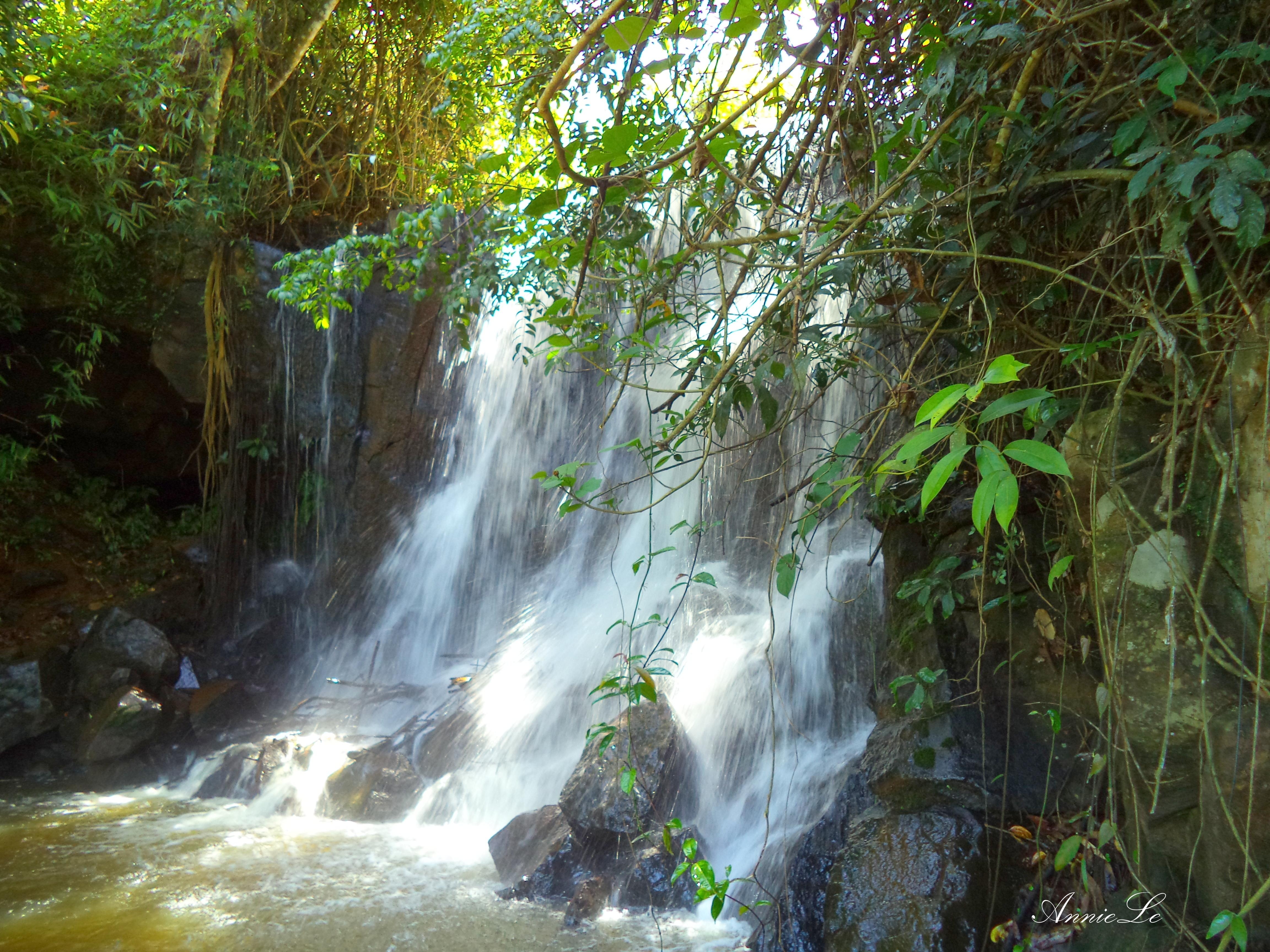 Ngọn thác nhỏ hay được các sư thầy chọn làm nơi để thiền. Mùa Dã Quỳ sắp đến, nếu không muốn chen chúc nơi phố núi Đà lạt, hãy đến với thành phố Bảo Lộc săn Dã Quỳ, và nhớ đừng bỏ qua ba địa điểm cực kỳ thú vị này nhé.