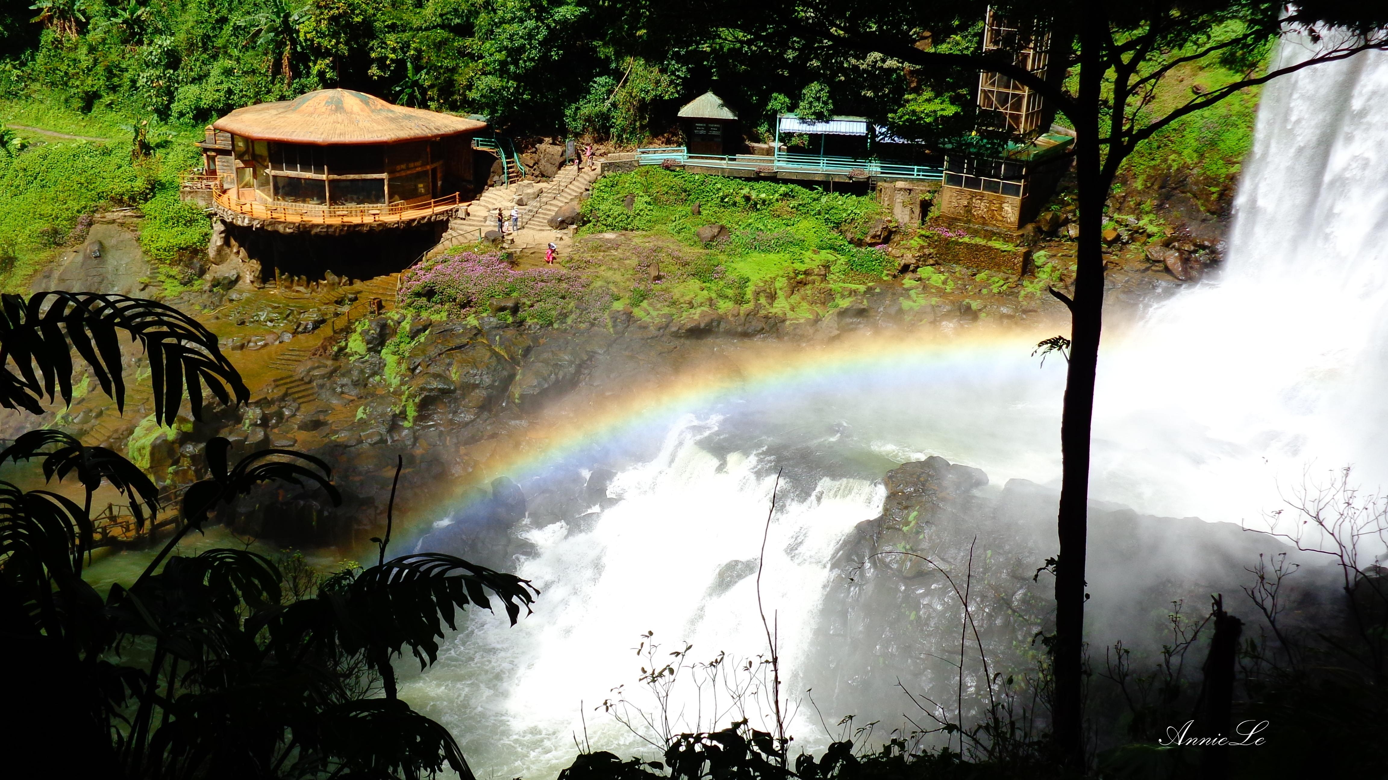 Cầu vồng dưới chân thác Dam B’ri.