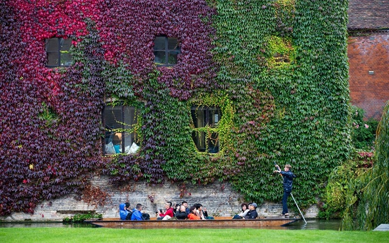 Thác Bản Giốc: Nằm ở khu vực biên giới giáp với Trung Quốc, giữa khung cảnh núi non trùng điệp còn đậm nét nguyên sơ, Bản Giốc còn được vinh danh là thác nước tự nhiên lớn nhất Đông Nam Á và lớn thứ tư thế giới trong các thác nước nằm ở khu vực biên giới. Ảnh: Võ Hoàng Vũ.