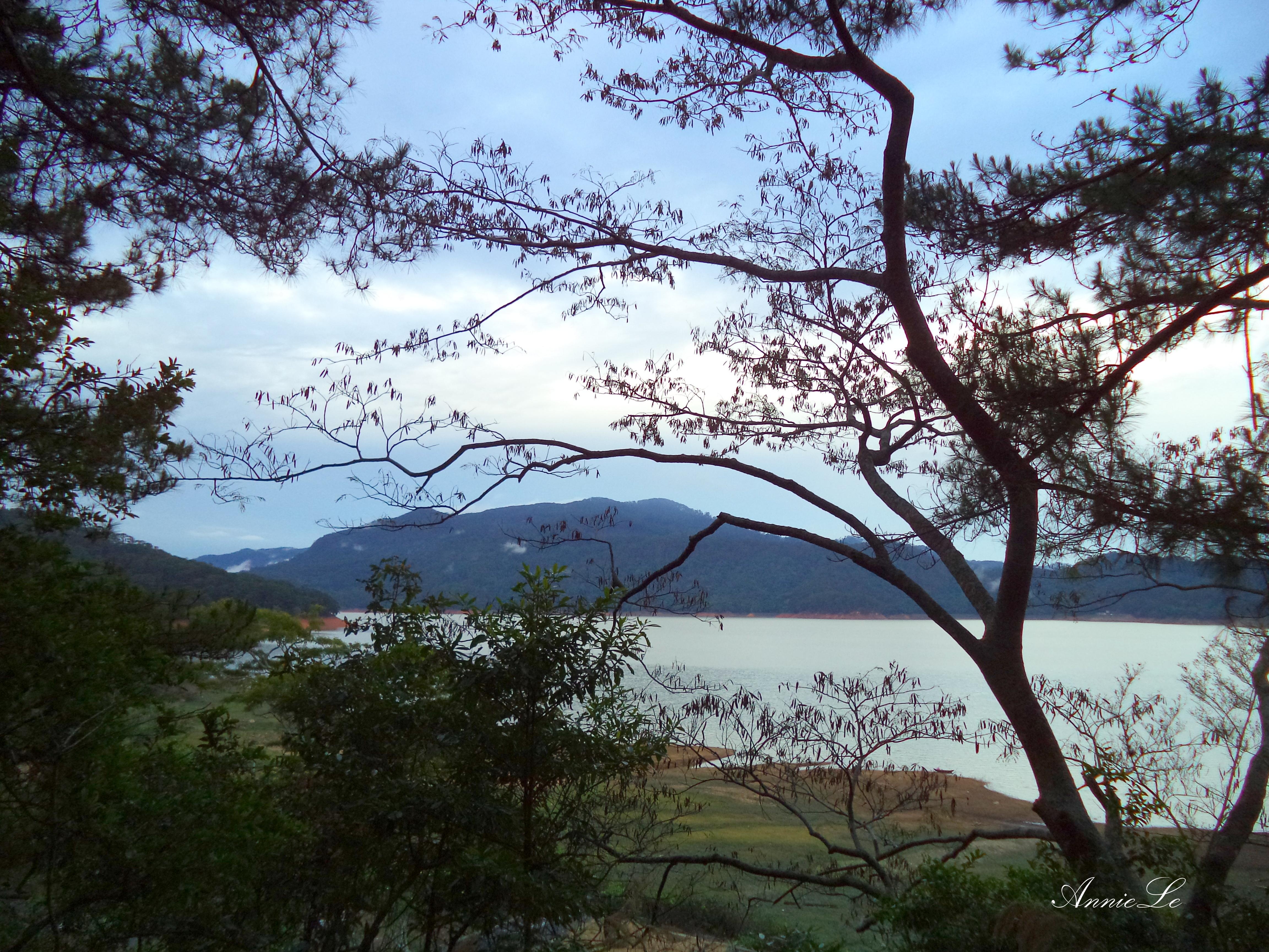 Cảnh hồ thơ mộng nhìn từ trên cao.