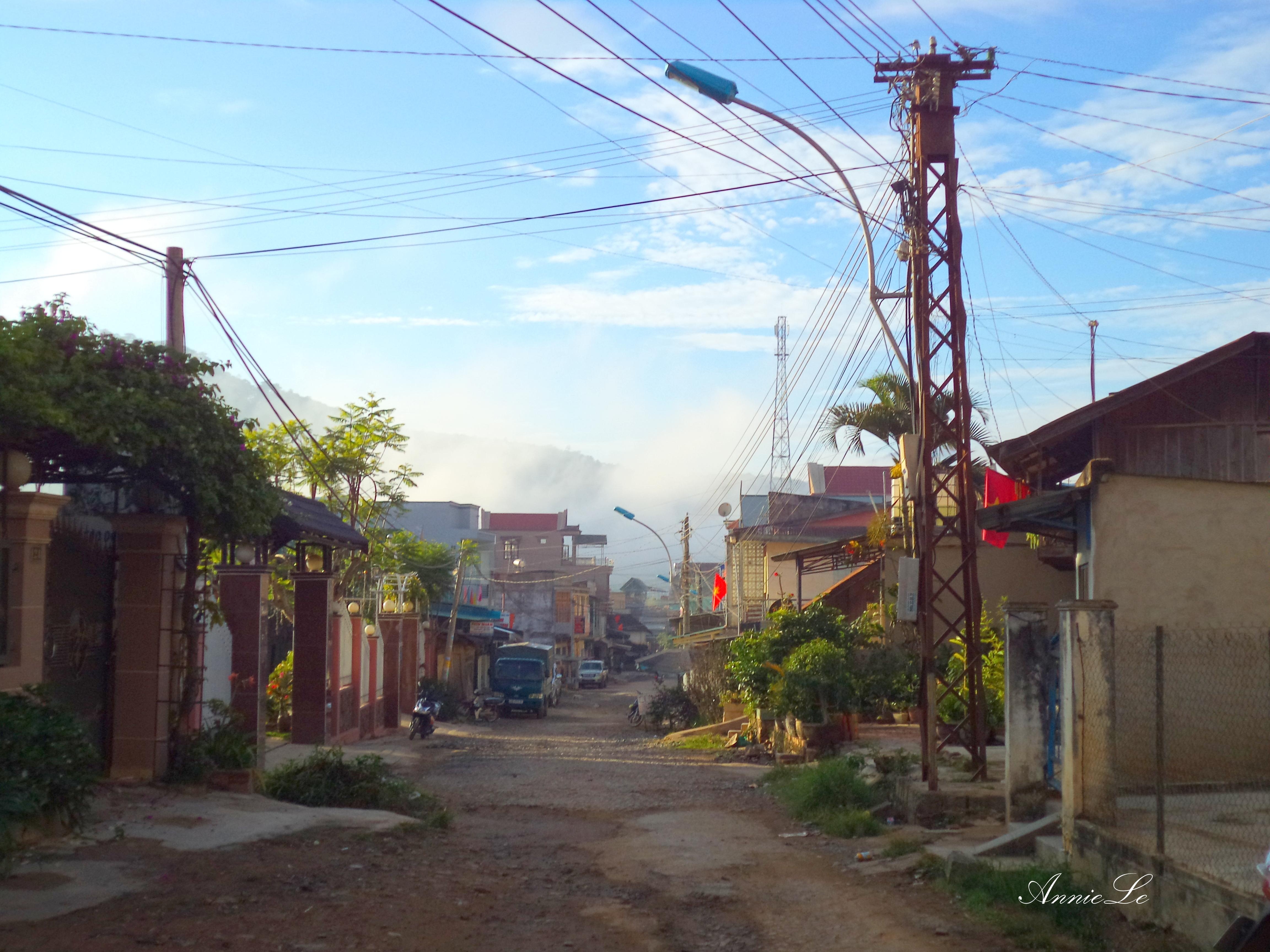 Để đến D’ran, từ quốc lộ 20 theo hướng về Đà Lạt, bạn rẽ phải tại ngã 3 Phi Nôm, chạy khoảng 30 km là tới, hoặc cứ dạo chơi thỏa thích ở Đà Lạt, rồi chạy về Cầu Đất, qua hết đèo D’ran là gặp thị trấn yên bình. Hình ảnh con phố nhỏ tĩnh lặng trong một buổi sớm mai.