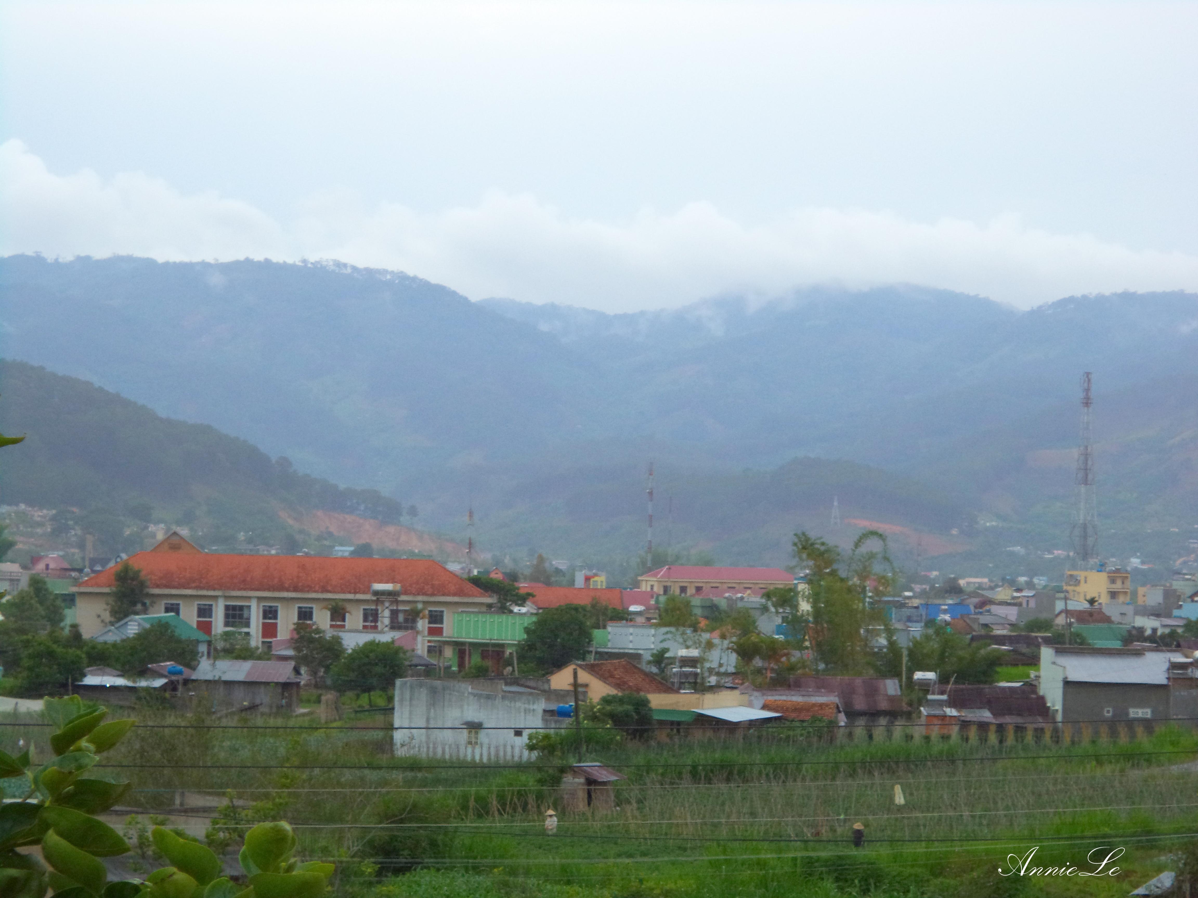 Một buổi sáng sớm, khi cái lạnh còn len qua kẽ tay, hãy mang một cốc sữa đậu nành còn nóng hổi, hoặc một tách cà phê đen sánh pha đúng kiểu D’ran, trèo lên ngọn núi ngay sau những ngôi nhà nép sát vào nhau, ngồi lặng yên thưởng thức và ngắm toàn cảnh thị trấn nhỏ như còn đang say ngủ, bạn sẽ khó lòng quên được nơi này.