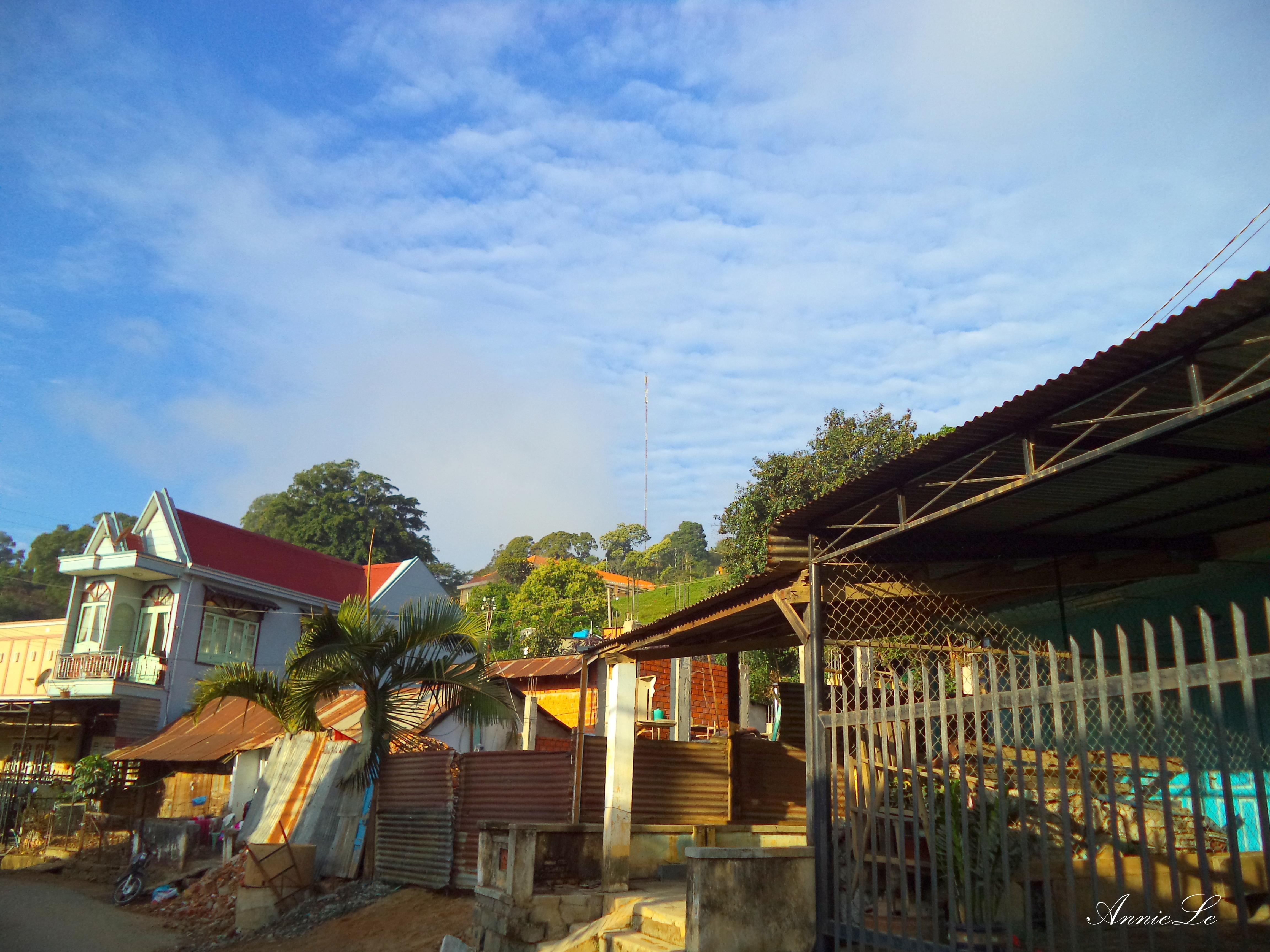 Và những ngôi nhà tựa lưng vào vách núi. Bạn cũng đừng ngạc nhiên khi thức dậy ở D’ran mà không thấy bất kì ai ở nhà vào 6 giờ sáng, lúc đó, tất cả mọi người đều đang ở chợ, hoặc đều đã xuống đồng.