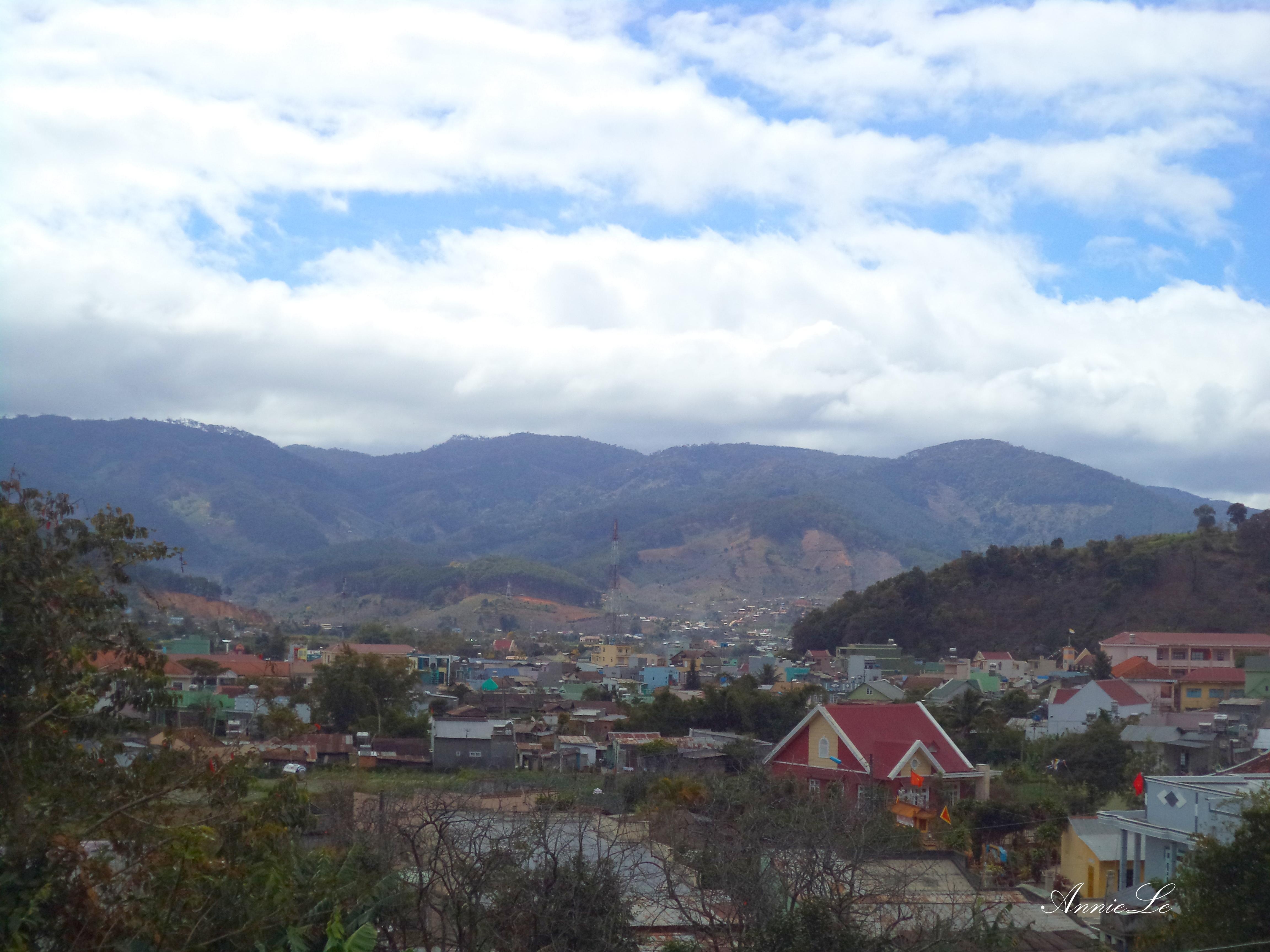 Thị trấn nhỏ ẩn mình trong núi.