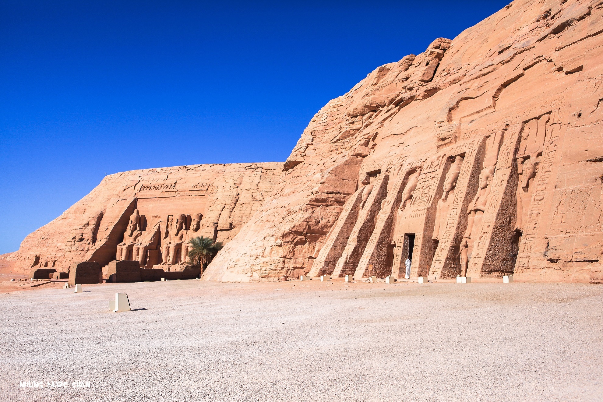 Toàn cảnh 2 ngồi đền nhìn từ hồ Nassar.