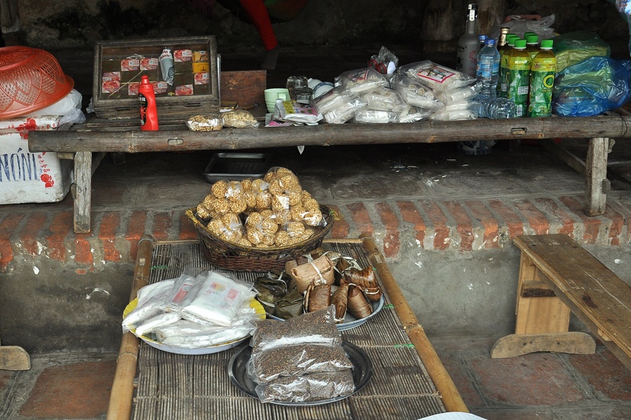 Chè Lam được bày bán khắp ở Đường Lâm trên những chiếc chõng tre có ấm chè tươi thơm nồng.