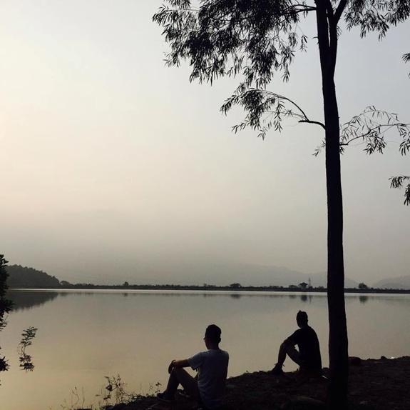 Hồ Núi Bàu địa điểm thuận lợi cho việc căm trại và ngắm cảnh.