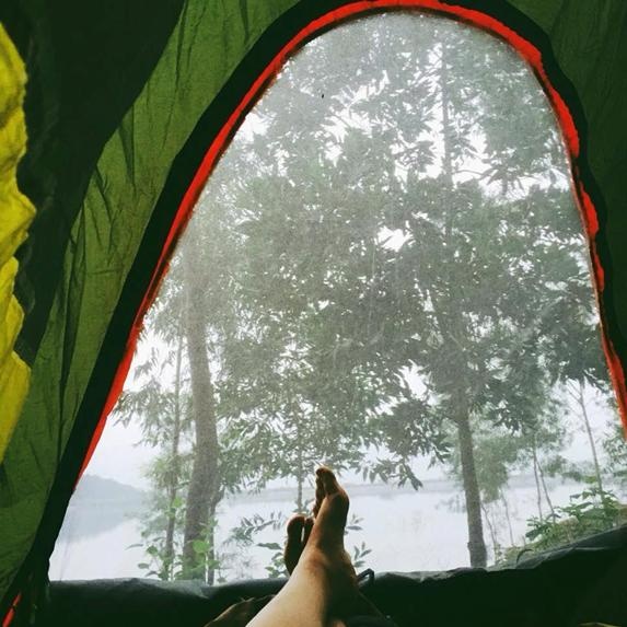 Cắm trại tại núi Hàm Lợn đưa ta hòa mình vào thiên nhiên yên bình.