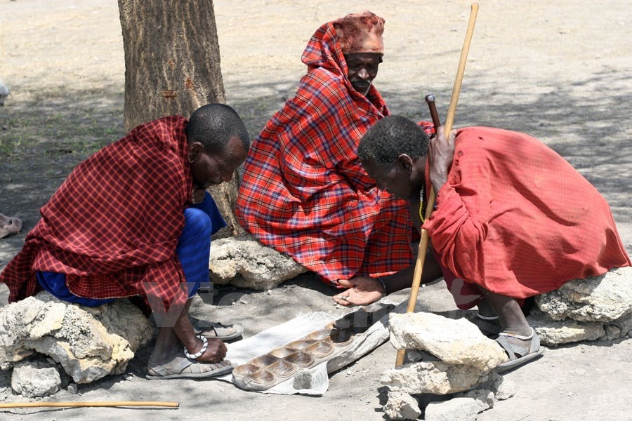 Những người già thì chơi cờ được làm bằng thân cây gỗ và những viên sỏi. 