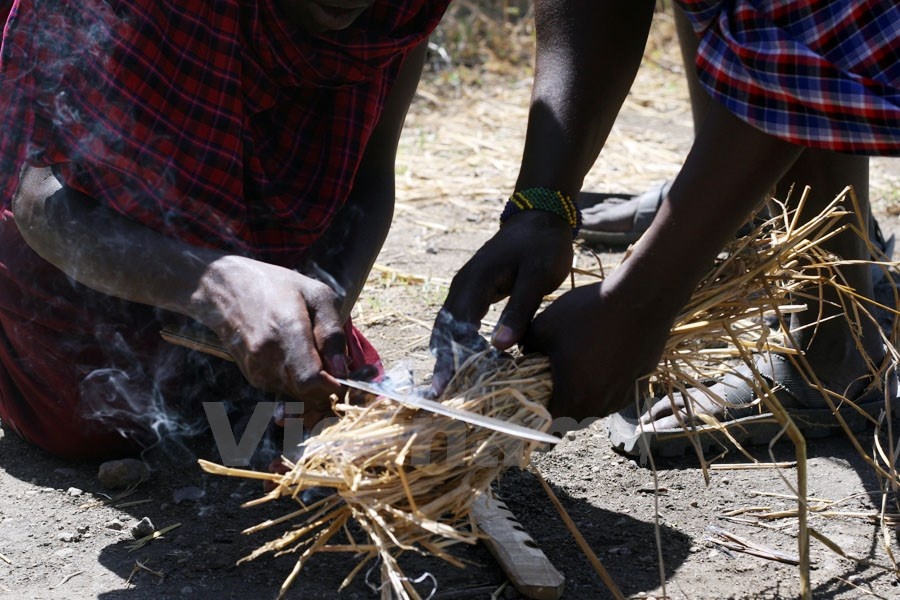 ...sau khi cọ sát đã sinh ra lửa từ mùn của thanh gỗ để lại. Họ cho ít mùn bén lửa vào rơm để tạo ra ngọn lửa lớn.