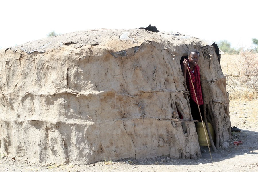 Vật liệu trát bên ngoài được làm từ bùn và phân gia súc. Một ngôi nhà nhỏ như trong ảnh chỉ có 2 gian buồng, 1 khu vực đun bếp và đủ sức chứa cho 5 người.