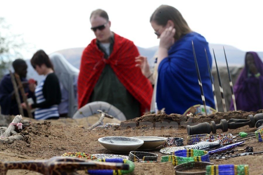 Rất nhiều khách du lịch đã tìm đến để chiêm ngưỡng nét độc đáo của ngôi làng người Maasai. Những món hàng thổ cẩm cũng là món quà được ưa thích. 