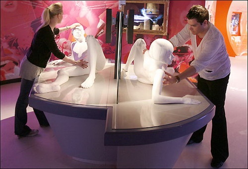 Tháng 7.2009, người dân Berlin, Đức đón chào sự ra đời của bảo tàng tình dục di động đầu tiên ở nước này. Đến với bảo tàng này, du khách bắt gặp những biểu ngữ khá táo bạo và hình ảnh bắt mắt. 50 mô hình và tranh ảnh được bày kín, hướng dẫn 2 giới những bí quyết phòng the… Táo bạo hơn, những bức tượng khỏa thân giống hệt người thật cũng được trưng bày một cách công khai.