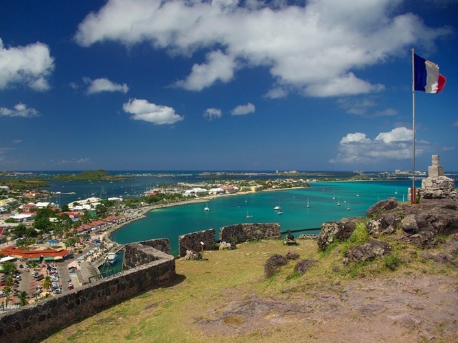 Tháng 6: St. Martin (Saint-Martin / Sint Maarten). Giá vé máy bay trung bình: <abbr class=