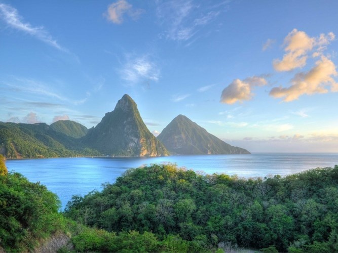 Tháng 7: Saint Lucia. Giá vé máy bay trung bình: <abbr class=