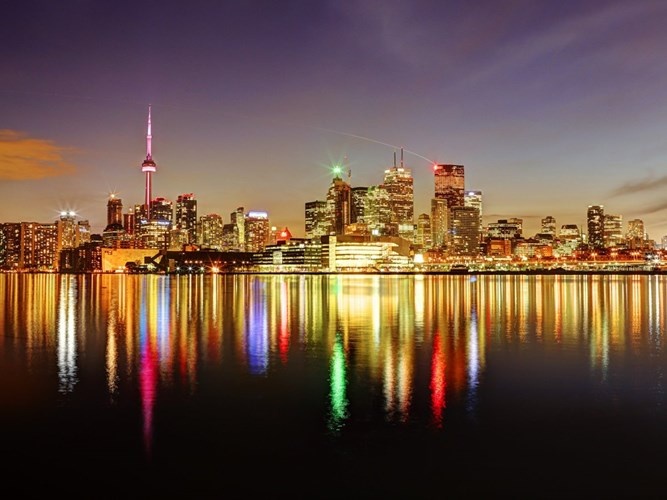 Tháng 9: Toronto, Canada. Giá vé máy bay trung bình: <abbr class=