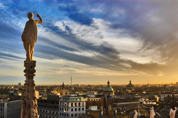 Tháng 10: Milan. Italy. Giá vé máy bay trung bình: <abbr class=