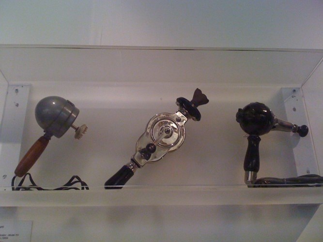 Bảo tàng dụng cụ rung bộ phận tình dục (Antique Vibrator Museum) nằm ở San Francisco là nơi trưng bày loại đồ chơi tình dục bị cấm bán ở một số nơi như Alabama và Missisippi (Mỹ). Các hiện vật tại bảo tàng 