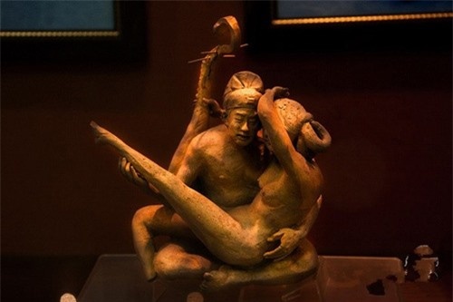  Bảo tàng tình dục cổ - Giang Tô, Trung Quốc.  Bảo tàng này được chuyển về thị trấn Đông Lý từ năm 2003, nơi đây lưu giữ hơn 3.000 hiện vật từ tượng, tranh vẽ, sách… bằng đủ mọi chất liệu như đá, gỗ, gốm sứ, giấy, ngọc và thậm chí là vàng có liên quan đến văn hóa tình dục. Các hiện vật sẽ được trưng bày theo các chủ đề như: cách mạng tình dục, tôn giáo với tính dục, sự phát triển của các kiểu hôn nhân, phụ nữ với tình dục hay về sức khỏe tình dục… tất cả đều được trưng bày và sắp đặt rất công phu và khéo léo.