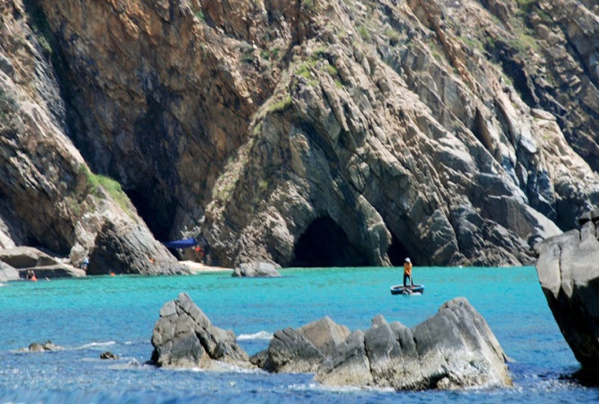 Bãi Rạng lớn: Theo nhiều người, bãi tắm này khá đẹp và giàu tiềm năng du lịch, chỉ sau bãi Kỳ Co. Nơi đây có bãi cát trắng trải dài, sóng êm và nhiều mỏm đá hình thù lạ mắt. Các hang đá quyến rũ là hang 3 Cửa Lò, hang Đá bàn, hang Kỳ Lân…  Trong tương lai, khi bãi tắm Kỳ Co tạm “đóng cửa” do thi công dự án khu du lịch Thủy liệu pháp Kỳ Co - Nhơn Hội, bãi tắm Bãi Rạng lớn sẽ thu hút đông du khách đến đây.  Bãi nằm gần bờ Xương Lý (khoảng 600m) nên thuận tiện trong việc đi thuyền và ít bị say sóng. Ảnh: Hoa Khá. 