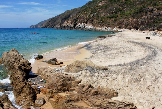 Bãi hố Nhà Cang: Nằm dưới chân dòng suối Giếng Giồng, do suối từ núi và đồi cát đổ ra biển tạo thành một hố sâu cạnh vách núi, còn phía ngoài là bãi cát. Bãi tắm nằm ở đầu xóm thôn Lý Hòa (Xương Lý) nhưng cách biệt với khu dân cư.  Điểm đặc biệt ở đây là bãi cát trắng pha lẫn titan đen tuyền, lấp lánh dưới ánh nắng mặt trời trông thật ấn tượng. Thời điểm đẹp nhất từ tháng 5 đến tháng 8 âm lịch.  Ảnh: Hoa Khá.