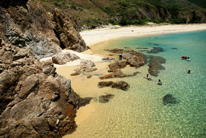 Nằm ở hướng đông bắc TP Quy Nhơn, xã Nhơn Lý là một bãi ngang đồng thời là bán đảo của dãy núi Triều Châu nằm trong quần thể bán đảo Phương Mai.   Nhiều du khách đến Nhơn Lý cho rằng ở đây có tiềm năng về du lịch, bởi có nhiều thắng cảnh đậm nét hoang sơ, khí hậu trong lành và không gian núi - biển - bãi cát hài hòa, tạo thành những bãi tắm lý tưởng như Eo Gió, Kỳ Co, Hòn Sẹo, Bãi Rạng lớn…