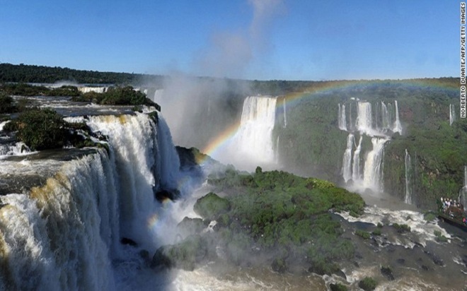 Thác Iguazu được hình thành từ 270 thác nước lớn nhỏ. Tới Công viên quốc gia Iguazu của Brazil, bạn sẽ có có cơ hội được nhìn ngắm toàn cảnh ngọn thác kỳ vĩ này. 