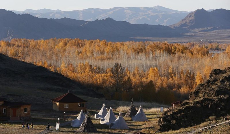 Làng du mục đa văn hóa Aldyn Bulak lúc hoàng hôn trên bờ sông Yenisei, Tuva.