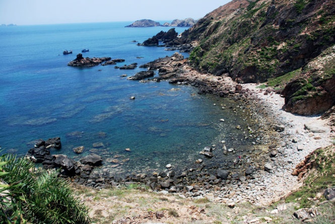 Bãi Eo Gió: Eo Gió là một trong những điểm đến giàu tiềm năng nằm trên địa bàn thôn Hưng Lương.  Đây là một eo núi hình cánh cung, sườn núi đá cheo leo hiểm trở với độ cao hơn 70m, thuộc dãy Núi Cấm - dãy núi án ngữ phía đông của xã, nối liền hai thôn Hưng Lương và Xương Lý, chạy dài theo hướng bắc - nam. Ảnh: Hoa Khá.