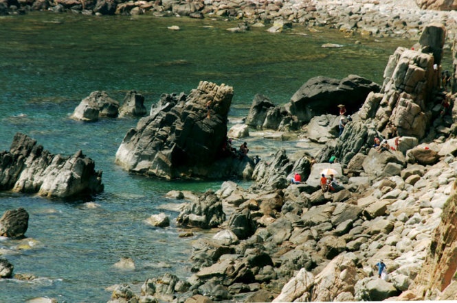 Thắng cảnh Eo Gió được biết đến bởi vẻ đẹp nguyên sơ và hùng vĩ với mặt nước biển trong xanh, những sườn núi đá cao cheo leo với nhiều hình thù lạ mắt…  Các bãi tắm chủ yếu là các bãi đá cuội và đẹp nhất vào hè và thu. Thời gian này, Eo Gió trở thành một vịnh kín gió, mặt biển yên lặng, nước trong xanh, mát rượi, phù hợp với những chuyến lặn biển khám phá và ngắm san hô hay câu cá trên các gộp đá... Ảnh: Hoa Khá.