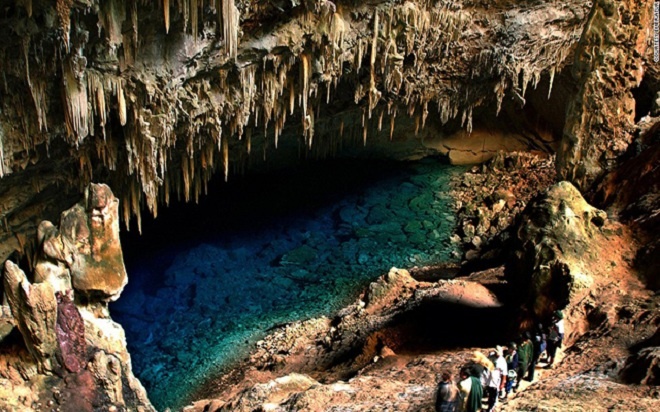 Gruta do Lago Azul là một trong những hang động bị ngập nước lớn nhất thế giới. Mực nước ở dưới hang sâu tới hơn 60m. Một đoàn thám hiểm Pháp-Brazil vào năm 1992 đã phát hiện hàng ngàn xương động vật thời tiền sử ở khu vực này. 