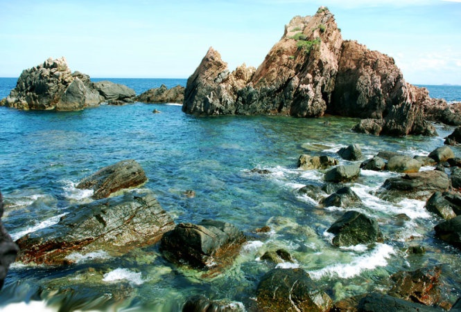 Bãi Hòn Sẹo: Là một hòn đảo nhỏ nằm về hướng đông nam của xã Nhơn Lý, cách đất liền khoảng 5km, đi bằng thuyền hoặc canô sẽ mất khoảng 45 - 60 phút.  Các bãi tắm là bãi đá cuội tròn (không có bãi cát) được tạo nên từ những vách đá bị bào mòn nên có vực nước sâu, bên dưới là những rạn san hô, thích hợp cho việc khám phá đáy biển, bắt các loại ốc vú nàng, bào ngư… hoặc câu cá.  Ảnh: Hoa Khá.