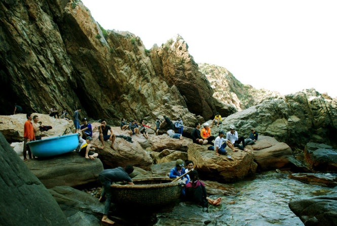 Tại Hòn Sẹo có nhiều vòm hang do vách núi tạo nên, nhiều cảnh đẹp. Tuy nhiên, việc neo đậu tàu thuyền ở đây gặp khó khăn do các rạn san hô và nước sâu, di chuyển từ thuyền lên bờ cũng khá vất vả.   Ảnh: Hoa Khá.