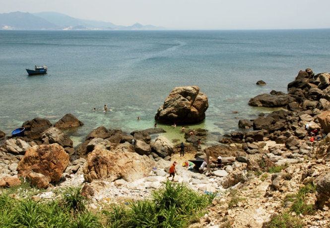 Bãi Vũng Dứa: Bãi tắm nằm trên địa bàn thôn Hưng Lương, phía tây bắc dãy núi Cấm, cách bờ khoảng 1km, có diện tích nhỏ và có tên gọi Vũng Dứa bởi có nhiều dứa dại dọc triền núi và bên cạnh bãi tắm. Thời gian đi thuyền mất 10 - 15 phút hoặc cũng có thể đi bộ dọc triền núi từ Eo Gió sang. Ảnh: Hoa Khá.