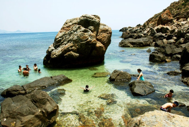 Ưu điểm ở bãi tắm này là nước trong xanh, sóng êm, bờ cát không sâu, đặc biệt có rạn san hô tuyệt đẹp nên tắm biển và lặn ngắm san hô được nhiều du khách ưa thích.  Mặt khác, do gần bờ nên phù hợp với du khách hay bị say sóng. Ảnh: Hoa Khá.